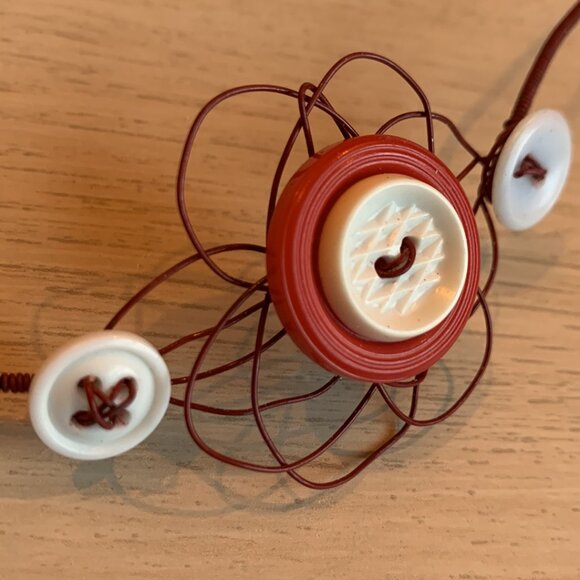 2x18$ โ๏ธ ๐ Creation - Red wire and white buttons Bracelet - Picture 4 of 6